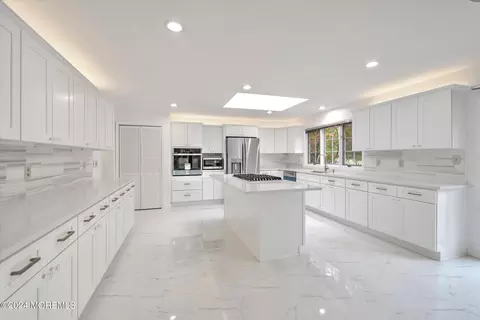 8 Gregory Ct, Dayton, NJ 08810