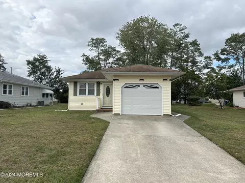 47 Bonaire Dr, Toms River, NJ 08757
