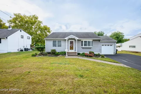 8 Parkview Dr, Hazlet, NJ 07730