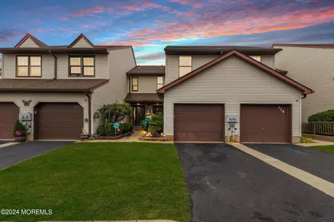 313 Longwood Dr, Manalapan, NJ 07726