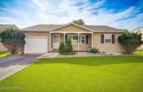 5 Coventry Rd, Toms River, NJ 08757