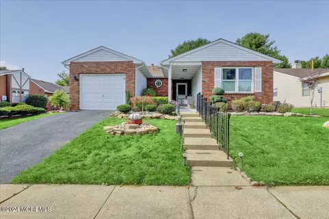 17 Bishop Ct, Marlboro, NJ 07746