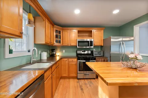 Kitchen - 144 E Arverne Ave, Ocean Gate, NJ 08740 photo 3 of 3