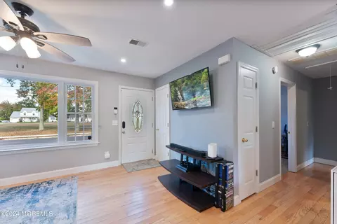 Entry Way - 144 E Arverne Ave, Ocean Gate, NJ 08740 photo 1 of 2
