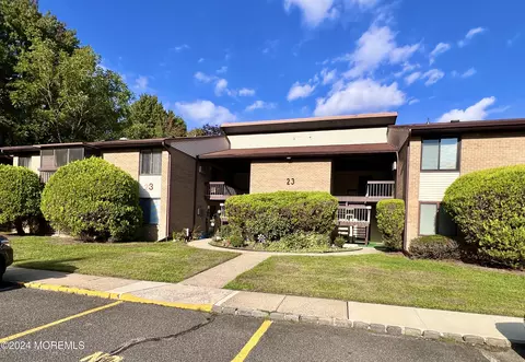 23 Meadow Green Cir #F, Manalapan, NJ 07726