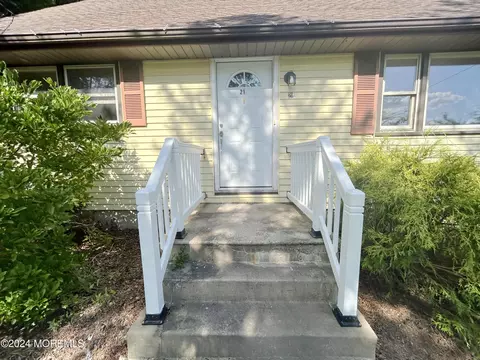 21 Cedar Ave, Stafford, NJ 08050