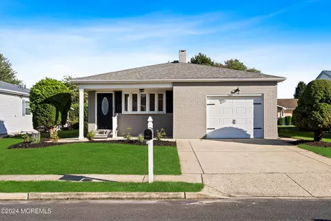 3 Bahamia Dr, Toms River, NJ 08757