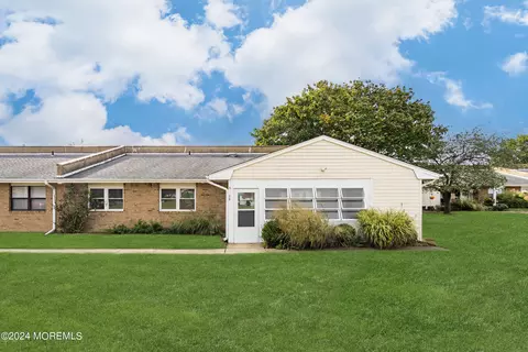 28 River Edge Dr #46, Brick, NJ 08724