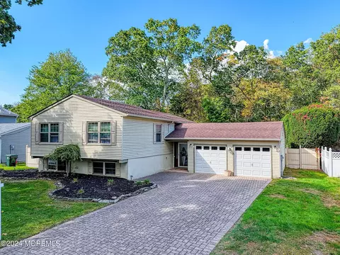 3 Cobblestone Ct, Howell, NJ 07731