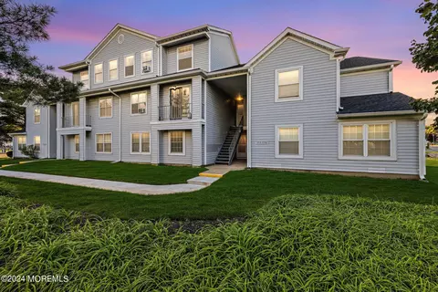 1717 Waters Edge Dr, Toms River, NJ 08753