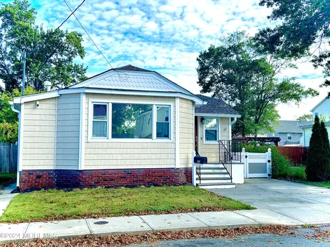 25 Lakewood Ave, Keansburg, NJ 07734