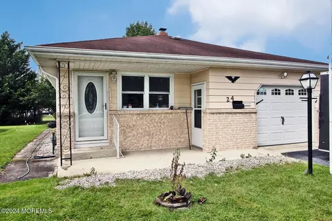 24 Montserrat St, Toms River, NJ 08757
