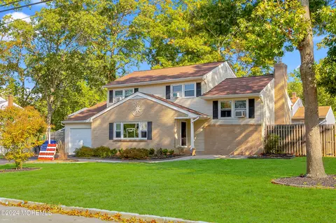 10 Pine Fork Dr, Toms River, NJ 08755