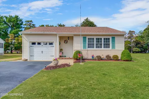 68 Brakenbury Dr, Toms River, NJ 08757
