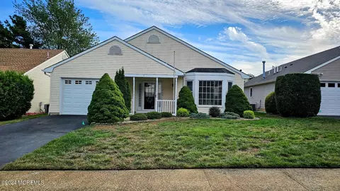 5 Deer Run Ln, Brick, NJ 08724