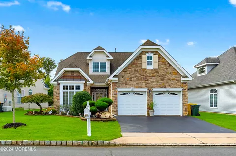 8 Bay Hill Rd, Lakewood, NJ 08701
