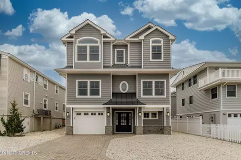12 E 45th St, Long Beach Township, NJ 08008