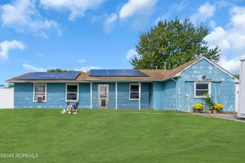 407 6th St, Waretown, NJ 08758