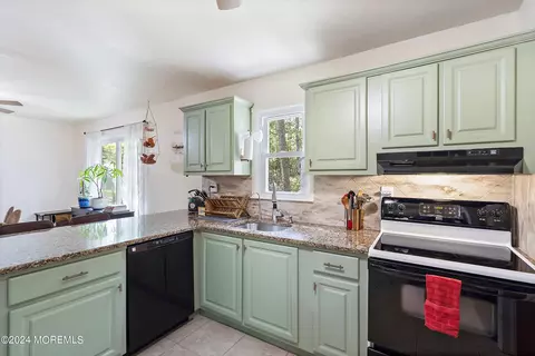 Kitchen - 475 Beech Ave, Galloway, NJ 08205 photo 3 of 4