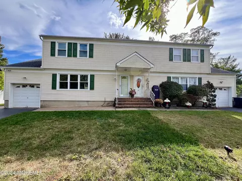 33 Kolas Ct, North Middletown, NJ 07748