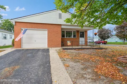 96 Cabrillo Blvd, Toms River, NJ 08757
