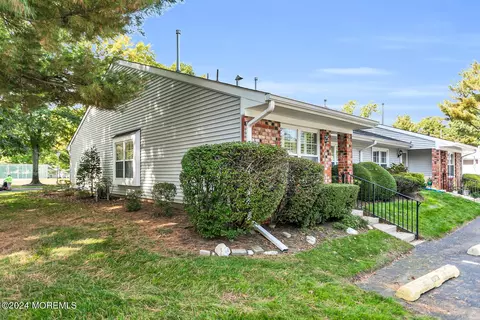 25 Smoke Tree Ter, Red Bank, NJ 07701
