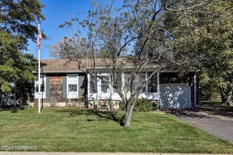 9 Woolley St, Monmouth Beach, NJ 07750