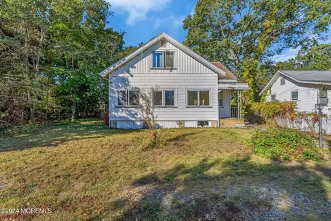 408 Arlington Ave N, Bayville, NJ 08721