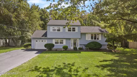 14 Whittier Dr, Manalapan, NJ 07726
