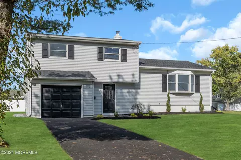 605 Dogwood Ter, Middletown, NJ 07748