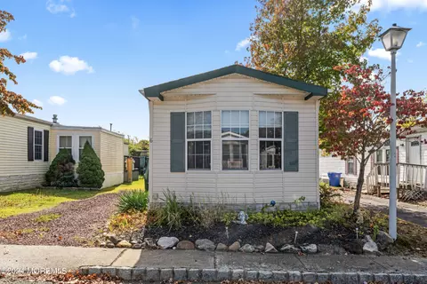 6 Man O War Ln, Howell, NJ 07731