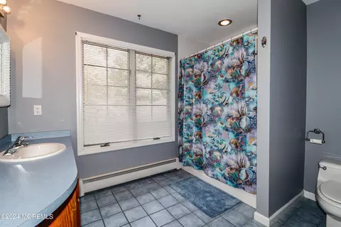 Bath - 75 Maxim Dr, Forked River, NJ 08731 photo 4 of 5