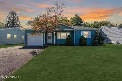 5 Westbrook Dr, Toms River, NJ 08757