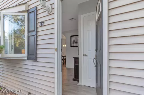 37 Chestnut St, Beachwood, NJ 08722