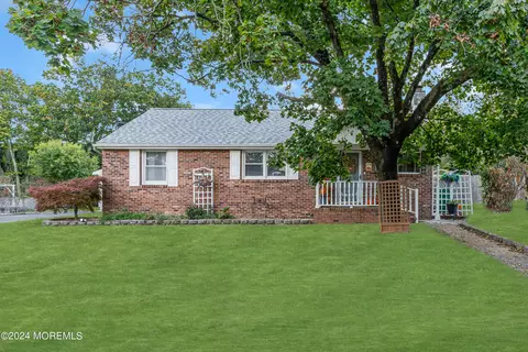 13 Hemlock Rd, Howell, NJ 07731