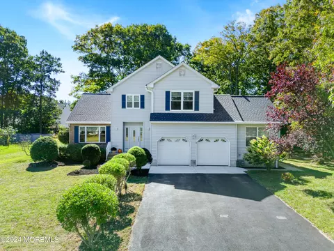 6 Michelle Ln, Bayville, NJ 08721