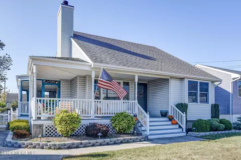 8 Harbor View Ln, Toms River, NJ 08753