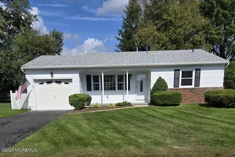 10 Surrey Ct, Toms River, NJ 08757