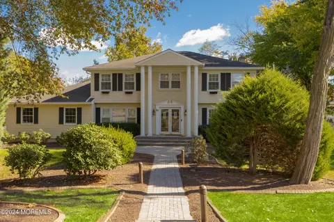 11 Crane Ct, Manalapan, NJ 07726