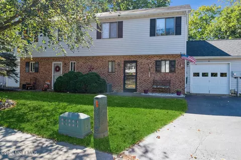 10 Elizabeth Ct, Howell, NJ 07731