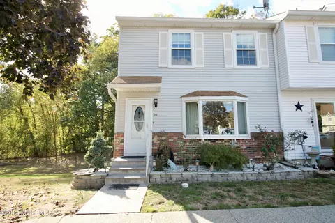 39 Renee Ct, Jackson, NJ 08527