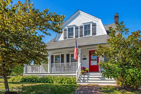 19 Obre Pl, Shrewsbury, NJ 07702
