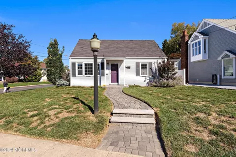 41 Wesley St, Monmouth Beach, NJ 07750