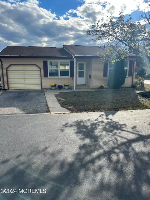 14 Hummingbird Ln #72, Whiting, NJ 08759