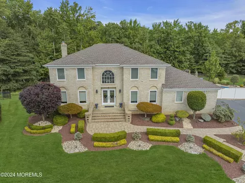 5 Ike Ct, Marlboro, NJ 07746
