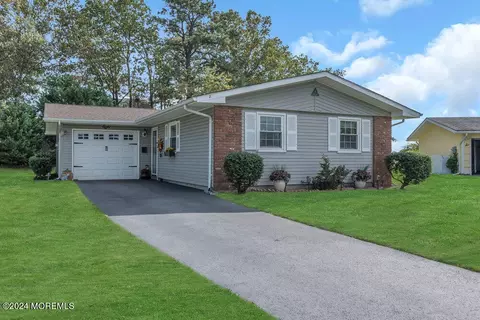 8 Lodge Ct, Brick, NJ 08724