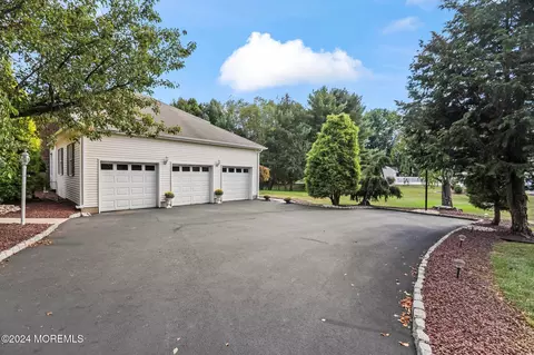 Exterior - 6 Emerald Ct, Freehold, NJ 07728 photo 10 of 13