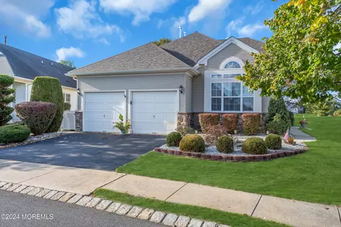 35 Dunrovin Ct, Manchester, NJ 08759