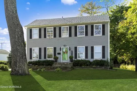 15 Obre Pl, Shrewsbury, NJ 07702