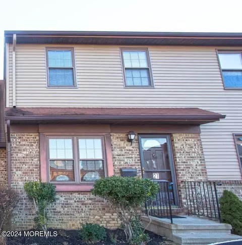 21 Village Green Ct, Hazlet, NJ 07730